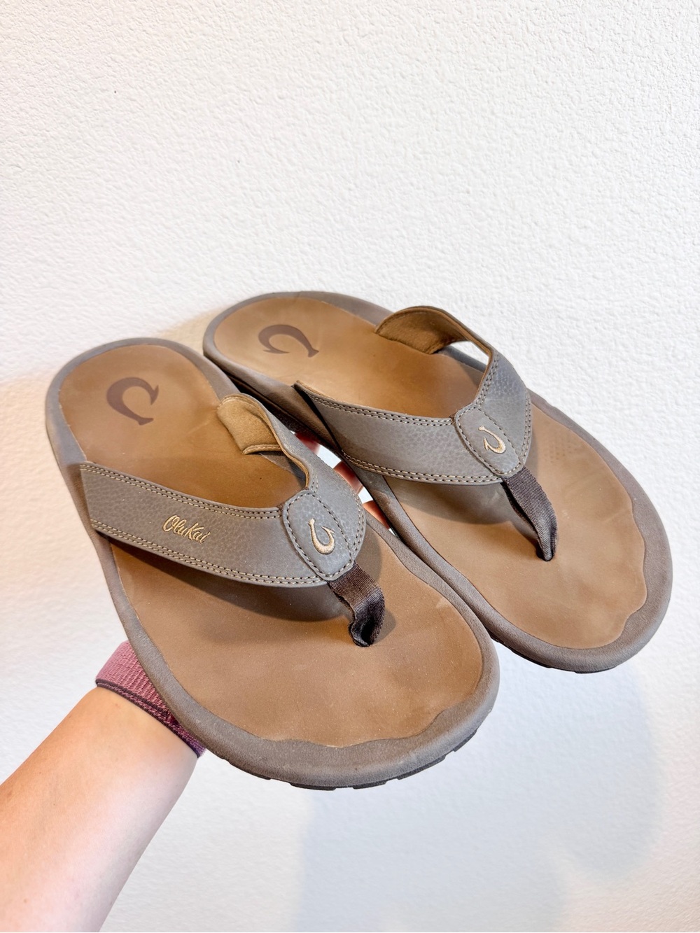 Olukai Ohana Mens 12 Brown Leather Flip Flops Comfort Beach Outdoor Sandals K09